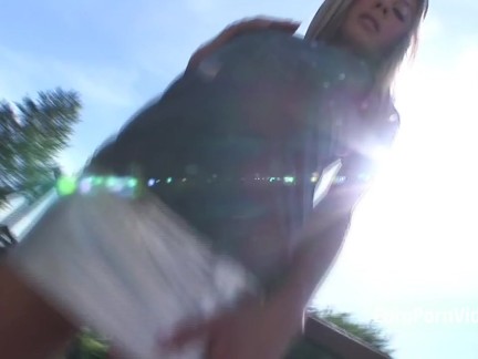 Petite blondka si vyjde o anální creampie venku