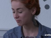 Ersties - Süße Frieda reitet laut stöhnend auf Dildo 14/16