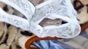 Mi hermanastra viene a estrenar consolador! Fumamos Marihuana y tenemos sexo anal con juguete sexual