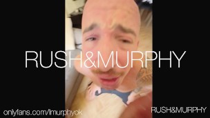 Un policía dotado se folla a un tipo musculoso tatuado con su polla gigante y le llena lo lefa todo