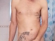 Raso la barba mi sparo un bel segone con tanti sputi e sborra 12/16