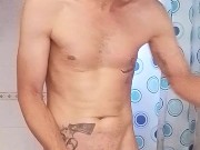 Raso la barba mi sparo un bel segone con tanti sputi e sborra 15/16