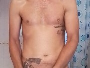 Raso la barba mi sparo un bel segone con tanti sputi e sborra 16/16