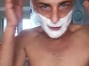 Raso la barba mi sparo un bel segone con tanti sputi e sborra 3/16