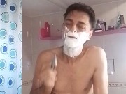 Raso la barba mi sparo un bel segone con tanti sputi e sborra 5/16
