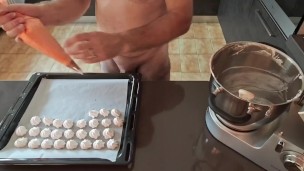 Cicci77 masturba Pedro per produrre l' ultimo carico di sperma per le sue prime meringhe al 47%
