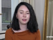 Ersties - Niedliche Joana masturbiert mit Vibrator 6/16