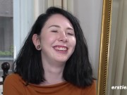 Ersties - Niedliche Joana masturbiert mit Vibrator 9/16