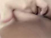 Mastúrbate conmigo mírame lamiendo mis tetas y metiendome los dedos en la vagina