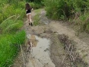 Молодая мамочка на природе, начинающая эксгибиционистка показала свою попку 16/16