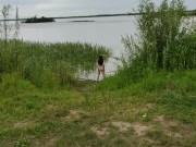 Молодая мамочка на природе, начинающая эксгибиционистка показала свою попку 2/16