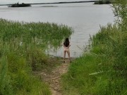 Молодая мамочка на природе, начинающая эксгибиционистка показала свою попку 3/16