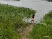 Молодая мамочка на природе, начинающая эксгибиционистка показала свою попку 4/16