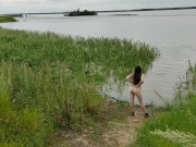 Молодая мамочка на природе, начинающая эксгибиционистка показала свою попку 5/16