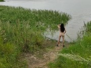 Молодая мамочка на природе, начинающая эксгибиционистка показала свою попку 6/16