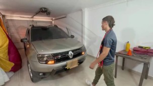 Chica latina me deja correr en su culo a cambio de arreglar su coche.