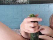 Laura sexywomen en acción le pone muy cachonda usar un calabacin grande y gordo,chocho cremoso 8/16