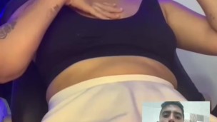 Hacemos video llamada caliente hasta que me corro y entra alguien a su habitacion!