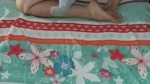 Descubrí a mi hermanastra acostada al lado mío, no pude evitar follarla