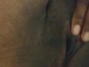 Un collègue m'a surpris en train de jouer avec ma chatte lors d'un voyage d'affaires 💦 8/16