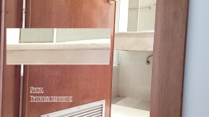 Maduro sexy real con gran polla dura pillado preparando la ducha en baño de hotel!