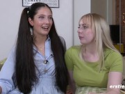 Ersties - Intime Massage mit rosa Vibrator für rasierte Line 12/16