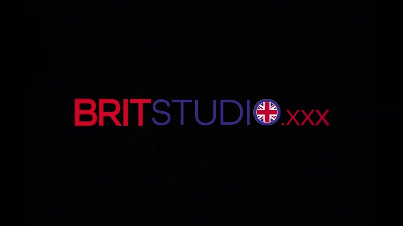 Hot British Teen Gets Spitroasted - 無料セックスビデオ - RedTube