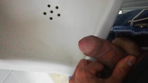 pissing desesperado en un baño publico me descubren graband, primendor plano