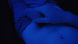 Jeune homme de 19 ans se branle en solo avec des LED bleus