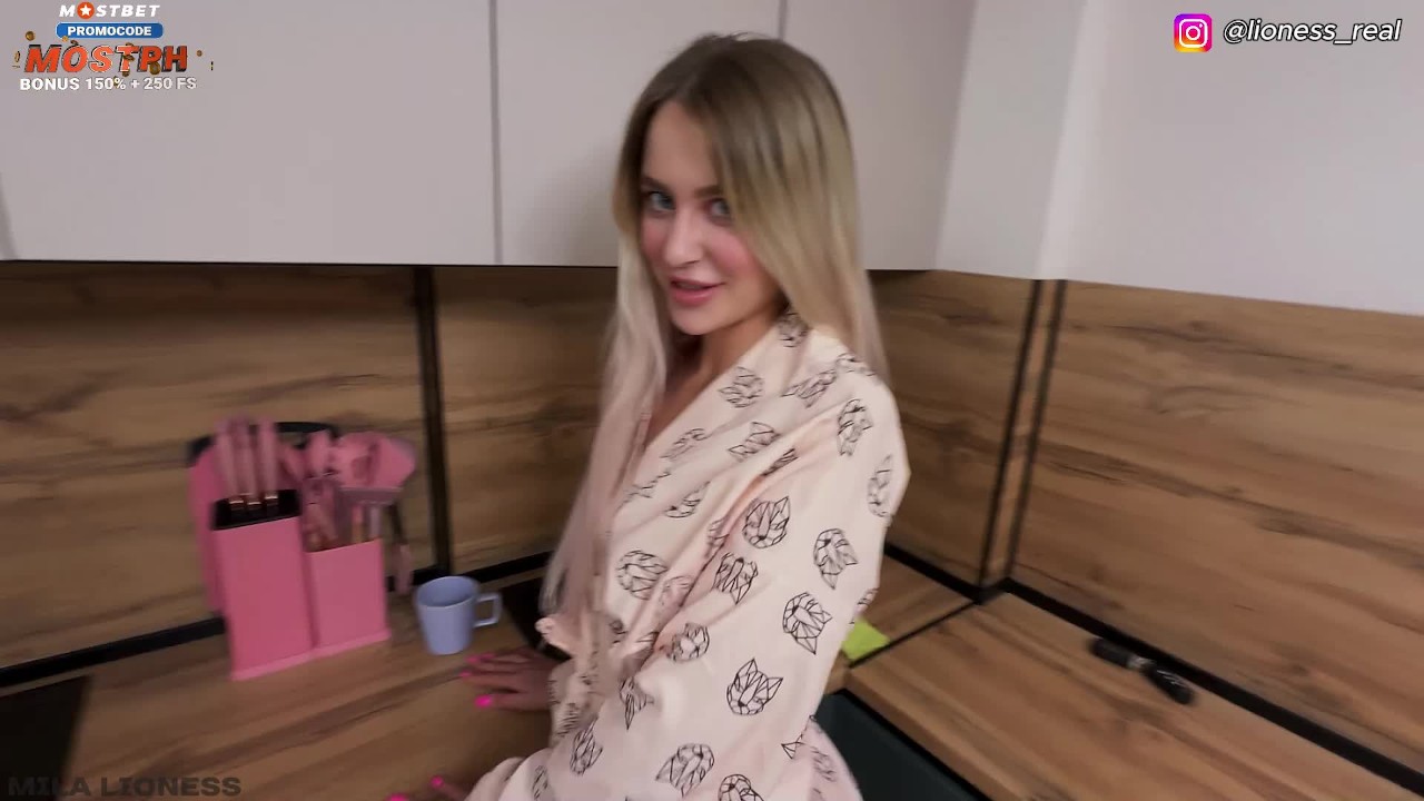 Глупая студентка подставила киску другу за помощь с курсовой