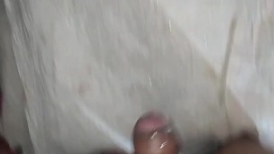 Hombre se toca y habla mientras se masturba al final termina