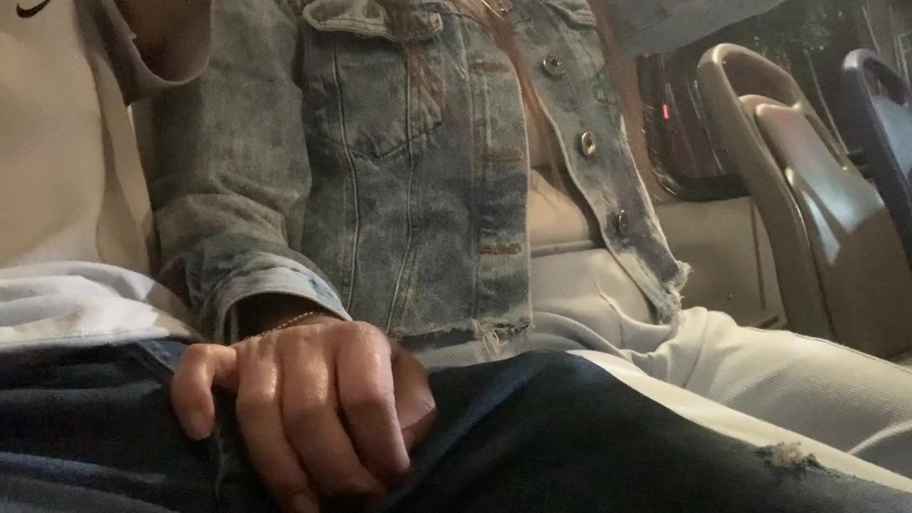 Public flash dick on bus and unknown girl wants to touch - Vidéo de sexe gratuite - RedTube