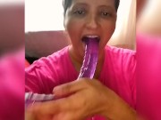 Jugando escupitazo con dildo doble cabeza