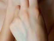 ! FETISCH ! Milf lutscht ihre Finger sehr tief und lässt die Sabber auf ihre kleinen Titten tropfen! 7/16