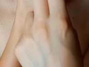 ! FETISCH ! Milf lutscht ihre Finger sehr tief und lässt die Sabber auf ihre kleinen Titten tropfen! 8/16