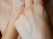 ! FETISCH ! Milf lutscht ihre Finger sehr tief und lässt die Sabber auf ihre kleinen Titten tropfen! 9/16