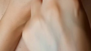 ! FETISCH ! Milf lutscht ihre Finger sehr tief und lässt die Sabber auf ihre kleinen Titten tropfen!