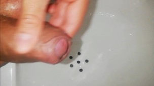 CORRIDA INTENSA y PISSING desesperado en baño publico, casi me pillan