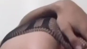 Femboy jugando con su plug