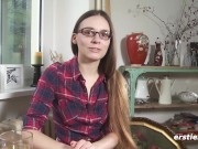 Ersties - Liebeskugeln für Lenas glatte Vagina bringt sie zur doppelten Stimulation 13/16