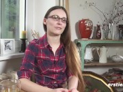Ersties - Liebeskugeln für Lenas glatte Vagina bringt sie zur doppelten Stimulation 14/16