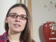 Ersties - Liebeskugeln für Lenas glatte Vagina bringt sie zur doppelten Stimulation 16/16