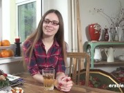 Ersties - Liebeskugeln für Lenas glatte Vagina bringt sie zur doppelten Stimulation 2/16