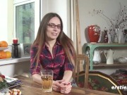 Ersties - Liebeskugeln für Lenas glatte Vagina bringt sie zur doppelten Stimulation 3/16