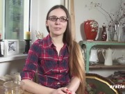 Ersties - Liebeskugeln für Lenas glatte Vagina bringt sie zur doppelten Stimulation 9/16