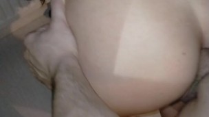 Ele fode minha bunda apertada até eu me vir
