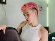 SOLO LA PUNTA QUE ME DUELE! Hermanastras traviesas intentan meterse un dildo 1/16