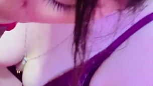 Puta latina tiene un orgasmo increíble y recibe leche en su boca