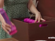 Ersties - Doppelte Dildo Penetration im lebischen Gruppensex 4/16