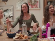 Ersties - Doppelte Dildo Penetration im lebischen Gruppensex 9/16